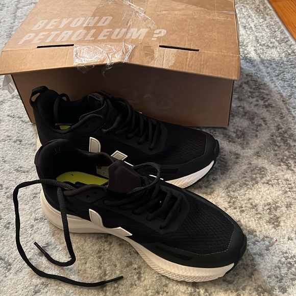 BRAND NEW WITH BOX black and white veja atheltic sneakers never worn - Picture 5 of 5